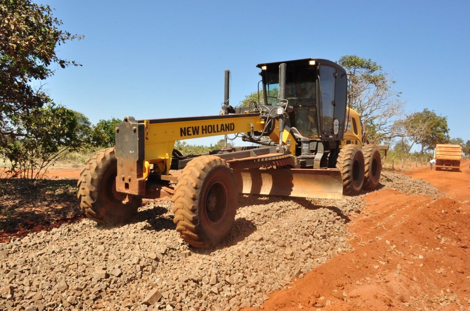 Imagem de compartilhamento para o artigo Prefeitura de Figueirão melhora logística de fazendeiros e trabalhadores e cascalha estrada na região dos Amados da MS Todo dia